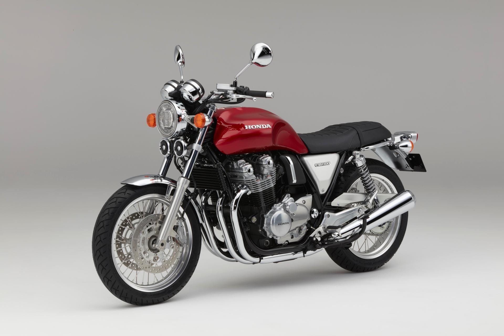 Die überarbeitete Honda CB 1100 EX ist ein hubraumstarkes Motorrad im Retro-Stil mit luftgekühltem Vierzylinder-Reihenmotor.