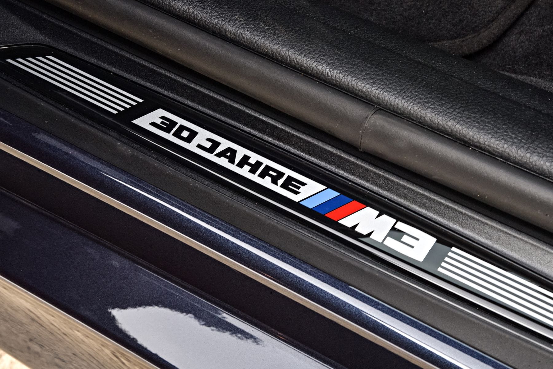 Der Schriftzug "30 Jahre M3" auf den vorderen Einstiegsleisten erinnert Fahrer und Beifahrer vor jeder Fahrt an die Historie der Ikone der BMW M GmbH.