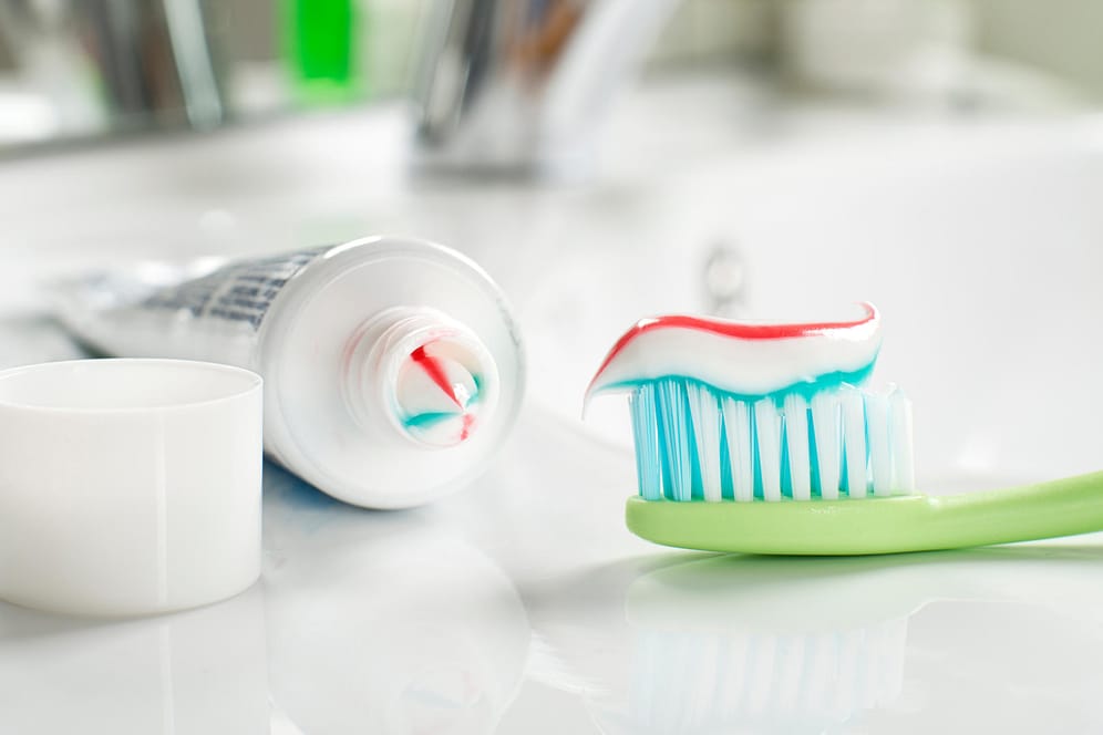 Mit der richtigen Putztechnik erzielen harte Zahnbürsten das beste Reinigungsergebnis.