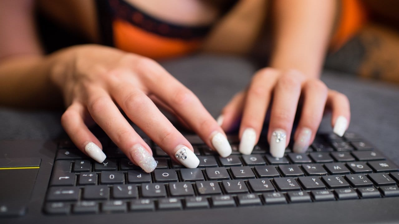 Die 24-Jährige ist der Meinung, ihre Arbeit sei mit Tele-Arbeit oder Home-Office vergleichbar. Die 24-Jährige ist der Meinung, ihre Arbeit sei mit Tele-Arbeit oder Home-Office vergleichbar.