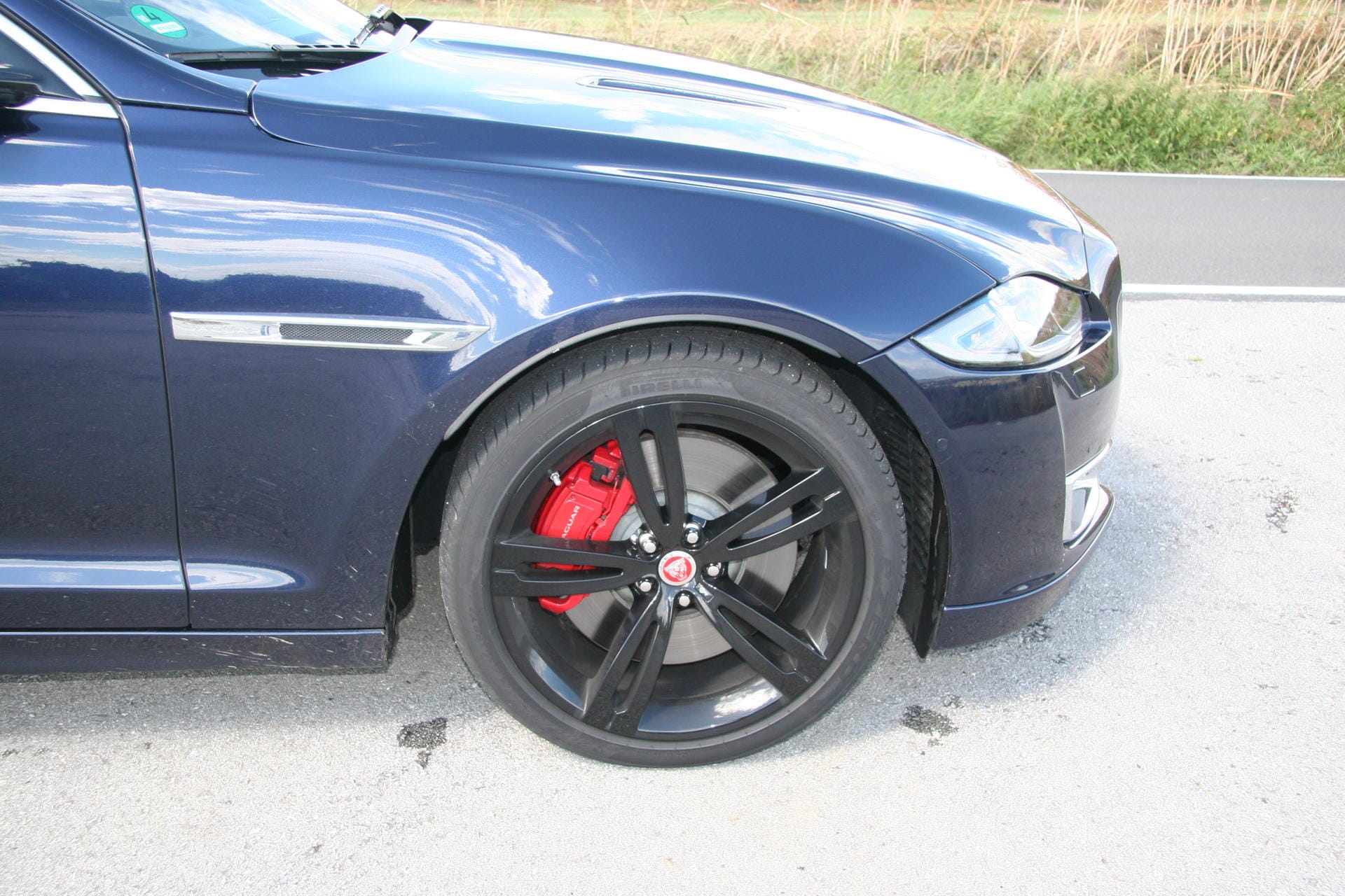Von außen ist das Topmodell aber auch an den rot lackierten Bremssätteln zu erkennen.