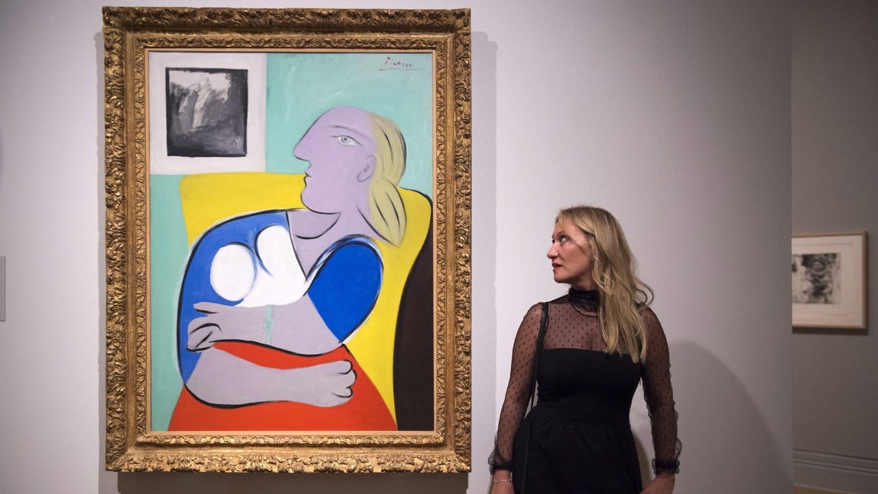 Picasso-Enkelin Diana Widmaier Picasso neben einem Porträt ihrer Großmutter Marie-Thérèse Walter.