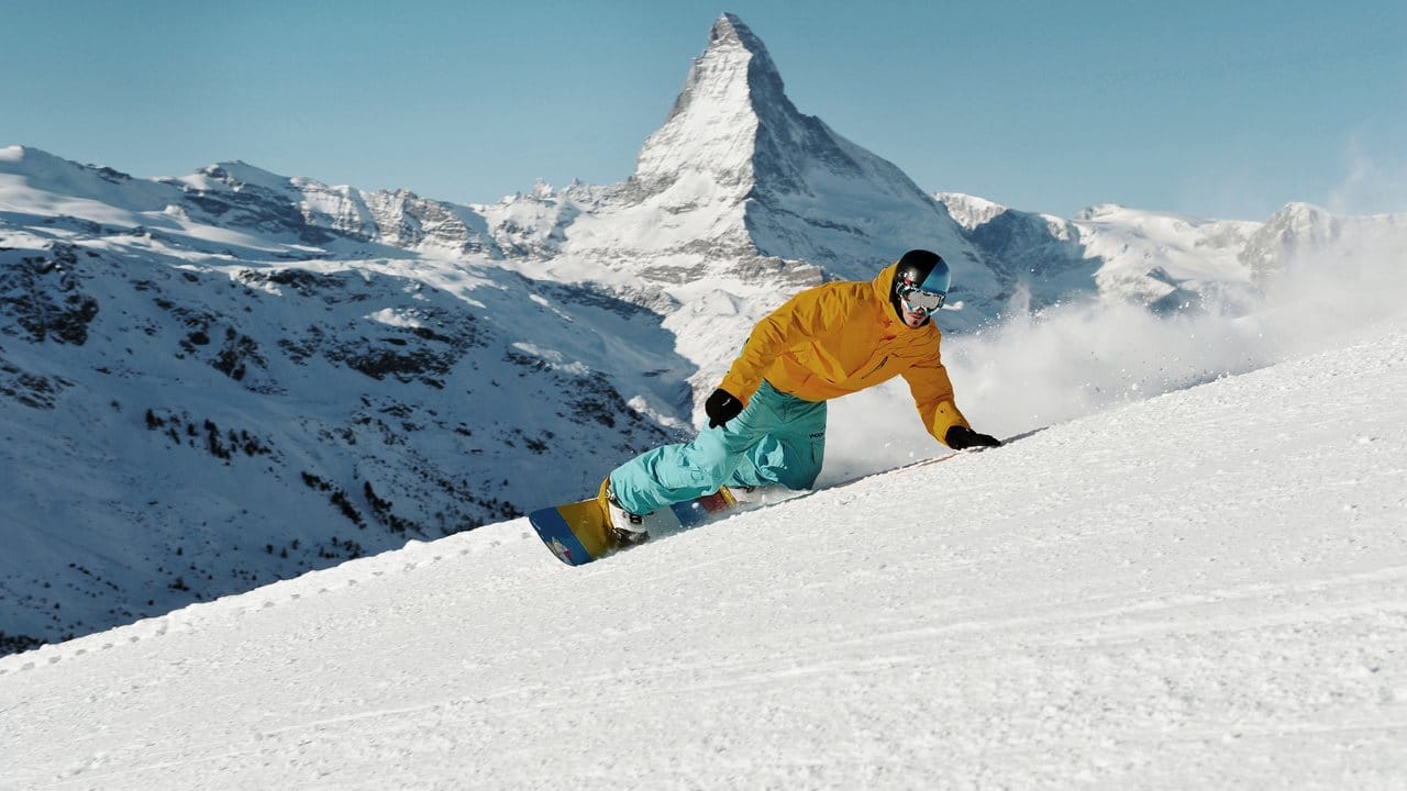 Snowboarden mit Blick auf das Matterhorn: Das ist rund um Zermatt möglich.