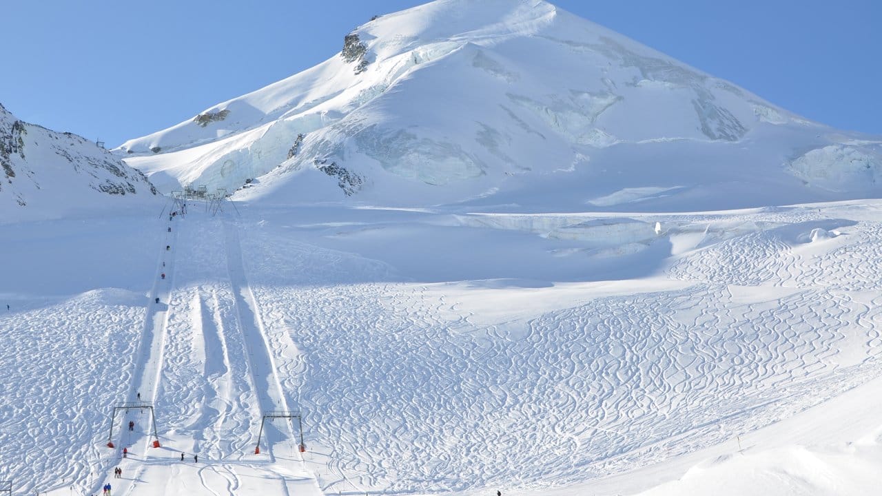 Zwei Schlepplifte bringen Skifahrer in Saas Fee von der Bergstation der Metro Alpin bis auf 3573 Meter Höhe.