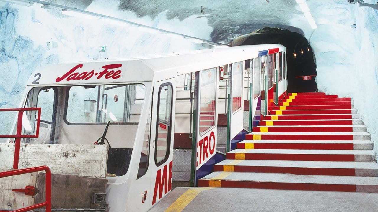 Ungewöhnliche U-Bahn: Die Metro Alpin bringt Skifahrer in Saas Fee auf den Berg.