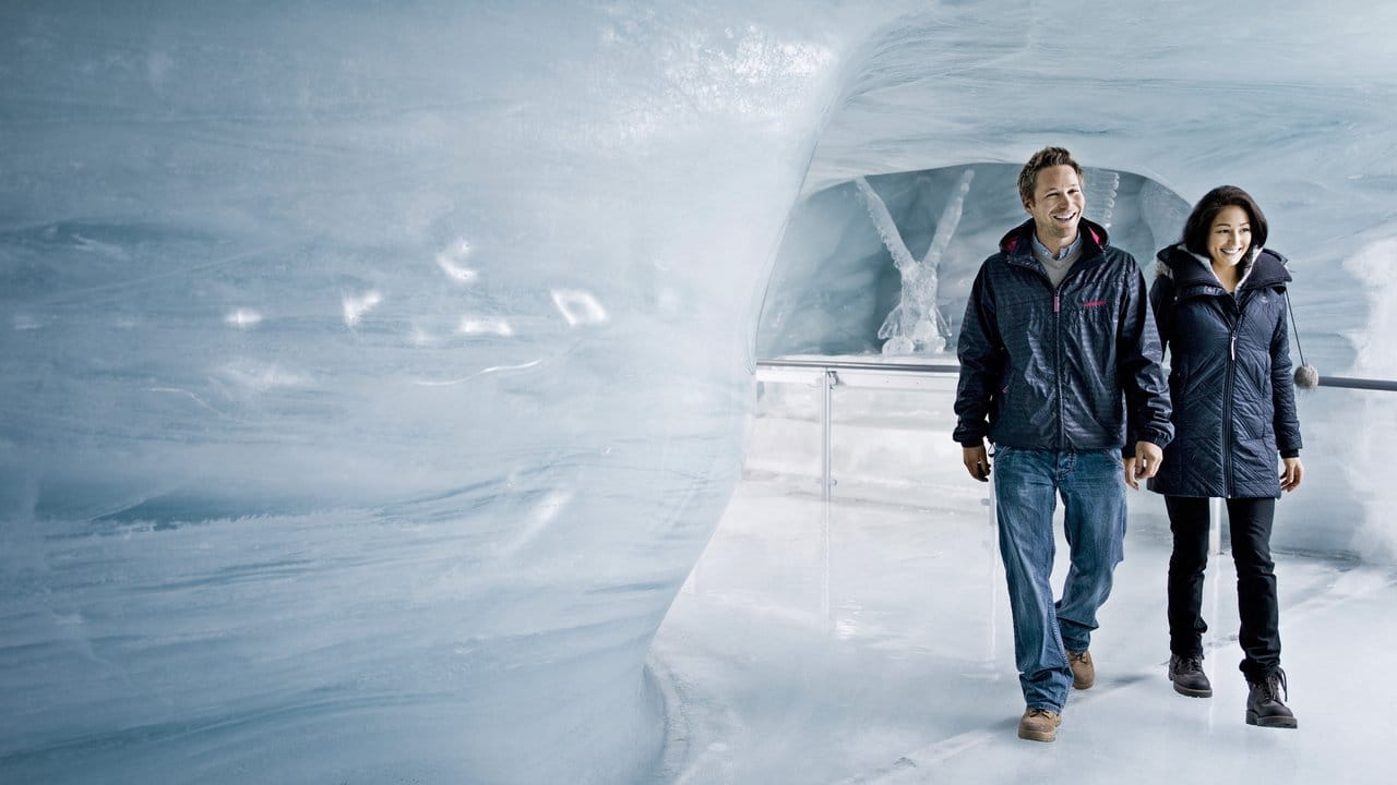 Eine Welt aus Eis: Auf dem Jungfraujoch können Besucher durch einen Eispalast spazieren.