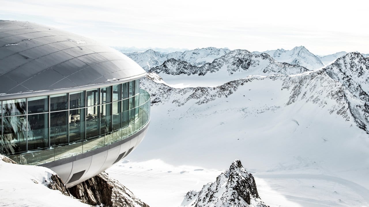 Futuristische Bergstation: Die Wildspitzbahn im Pitztal führt auf Österreichs höchsten mit einer Seilbahn erreichbaren Punkt auf 3440 Metern.