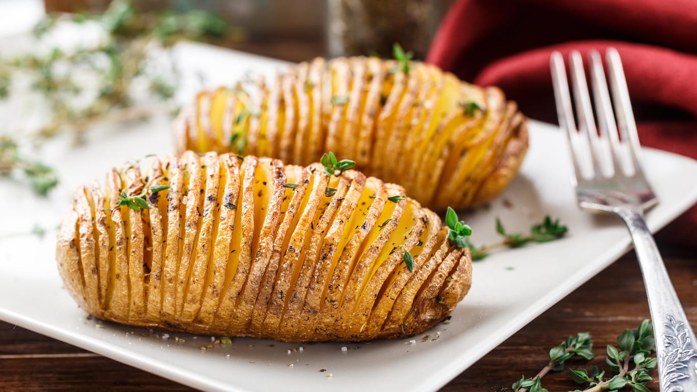 Fächerkartoffeln sind eine Mischung aus Ofenkartoffeln und Pommes.
