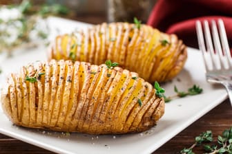 Fächerkartoffeln sind eine Mischung aus Ofenkartoffeln und Pommes.