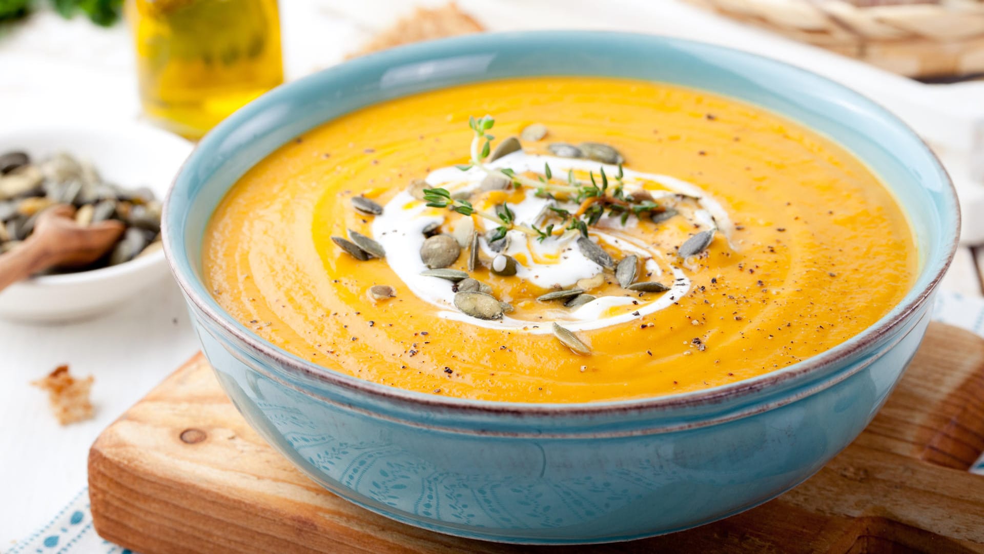 Kürbissuppe: Wer die Suppe als Hauptgericht zubereitet, sollte Brot zum Tunken dazu servieren.