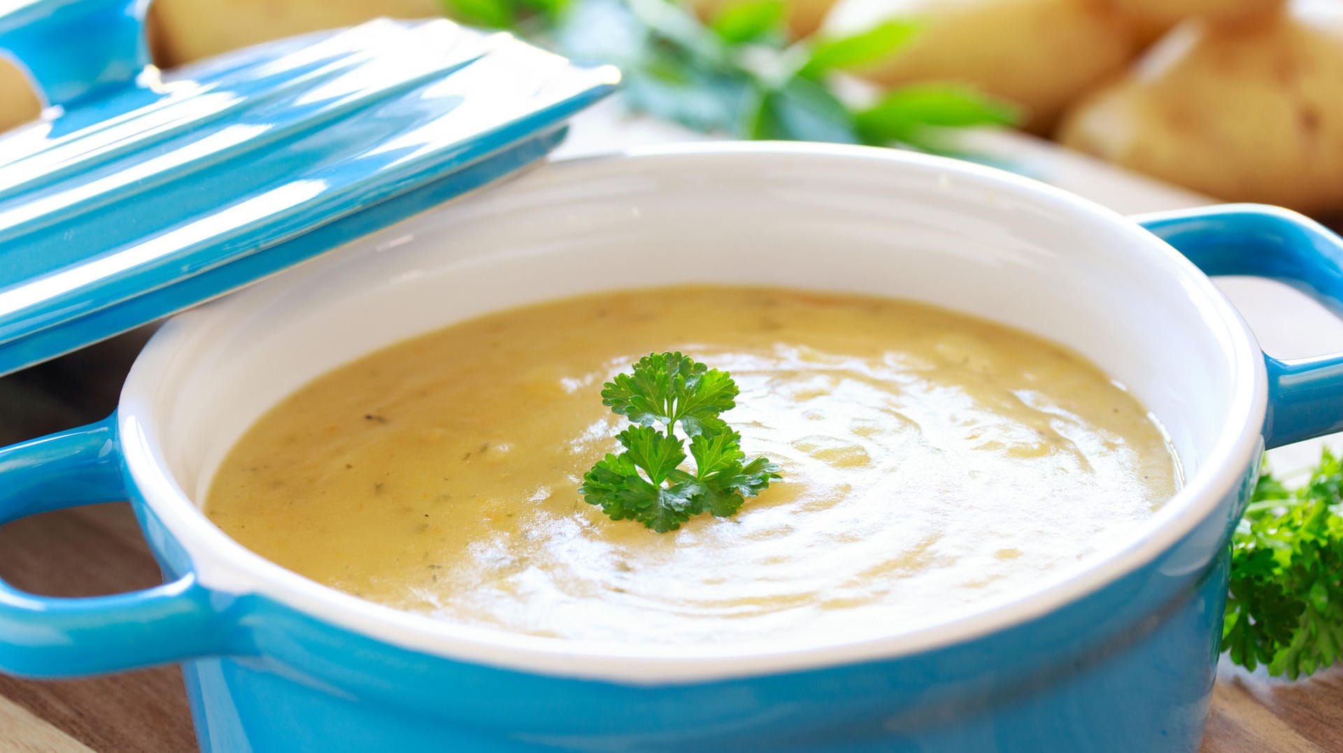 Kartoffelsuppe ist ein wandelbarer Klassiker in der deutschen Küche.