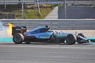 Nichts geht mehr: Mit brennendem Motor musste Lewis Hamilton seinen Mercedes beim Rennen in Malaysia abstellen.