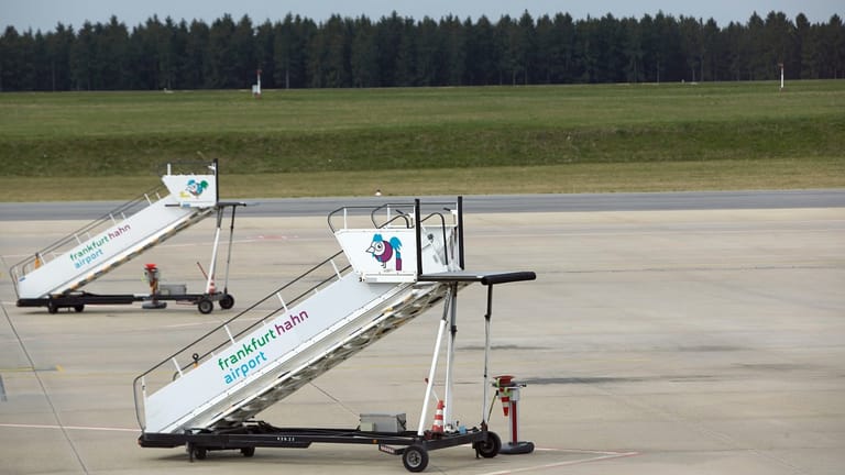 Pleite-Projekt: Passagiertreppen auf dem Vorfeld des Flughafens Hahn.