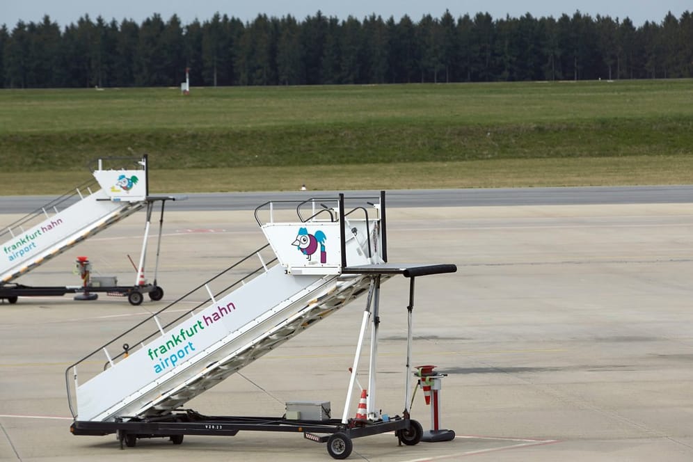 Pleite-Projekt: Passagiertreppen auf dem Vorfeld des Flughafens Hahn.
