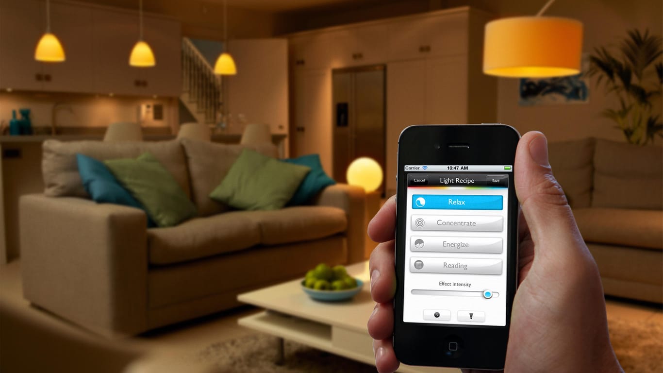 Im Smarthome können mit dem Smartphone Lichtstimmungen gesteuert werden.