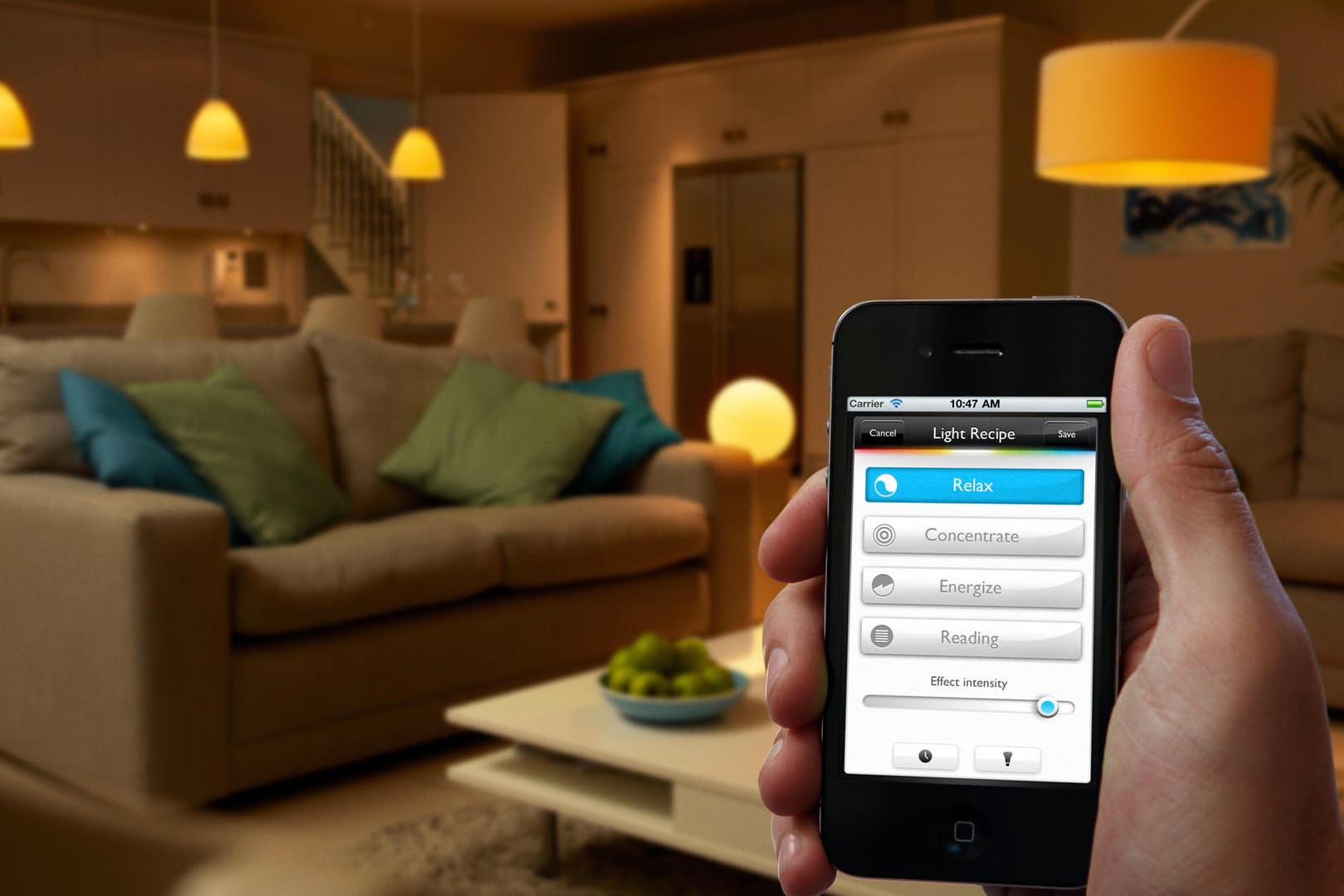 Im Smarthome können mit dem Smartphone Lichtstimmungen gesteuert werden.