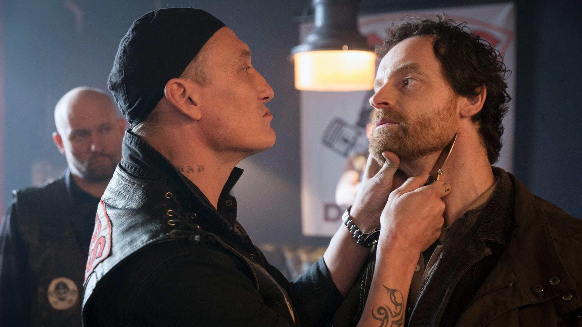 "Tatort: Zahltag": Kommissar Faber (Jörg Hartmann) provoziert einen Rocker, da zückt der natürlich sein Taschenmesser.