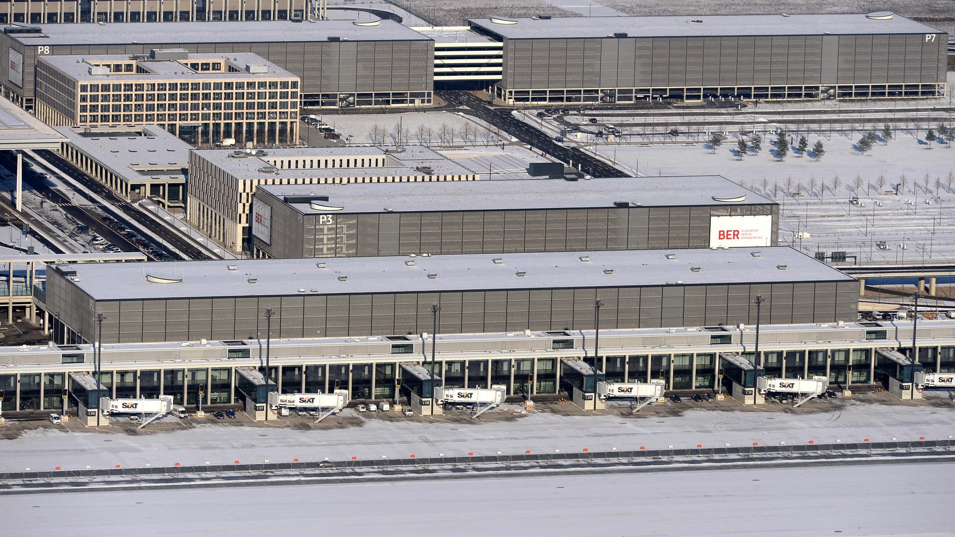 Dass der Hauptstadtflughafen in der Liste auftaucht, ist quasi obligatorisch. Seit zehn Jahren im Bau und Umbau und noch immer nicht eröffnet. Der BdSt nennt die Dauerbaustelle deshalb „Ein bitteres Fazit für die Steuerzahler“. Und ein teures obendrein: 6,6 Milliarden Euro hat der Bau bislang verschlungen.