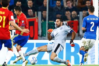 Der Spanier Vitolo (2.v.li.) schiebt den Ball an Italiens Torwartlegende Gianluigi Buffon vorbei.