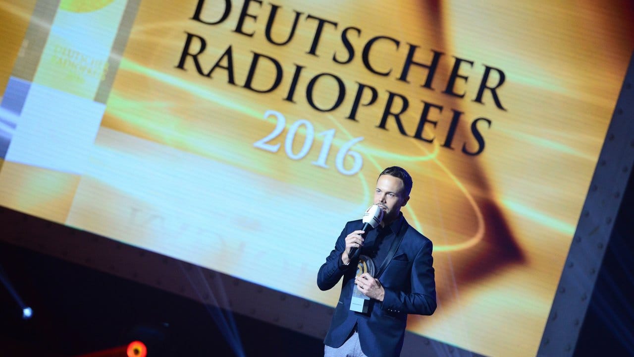 Jascha Habeck bedankt sich für seine Auszeichnung in der Kategorie „"Bester Moderator".