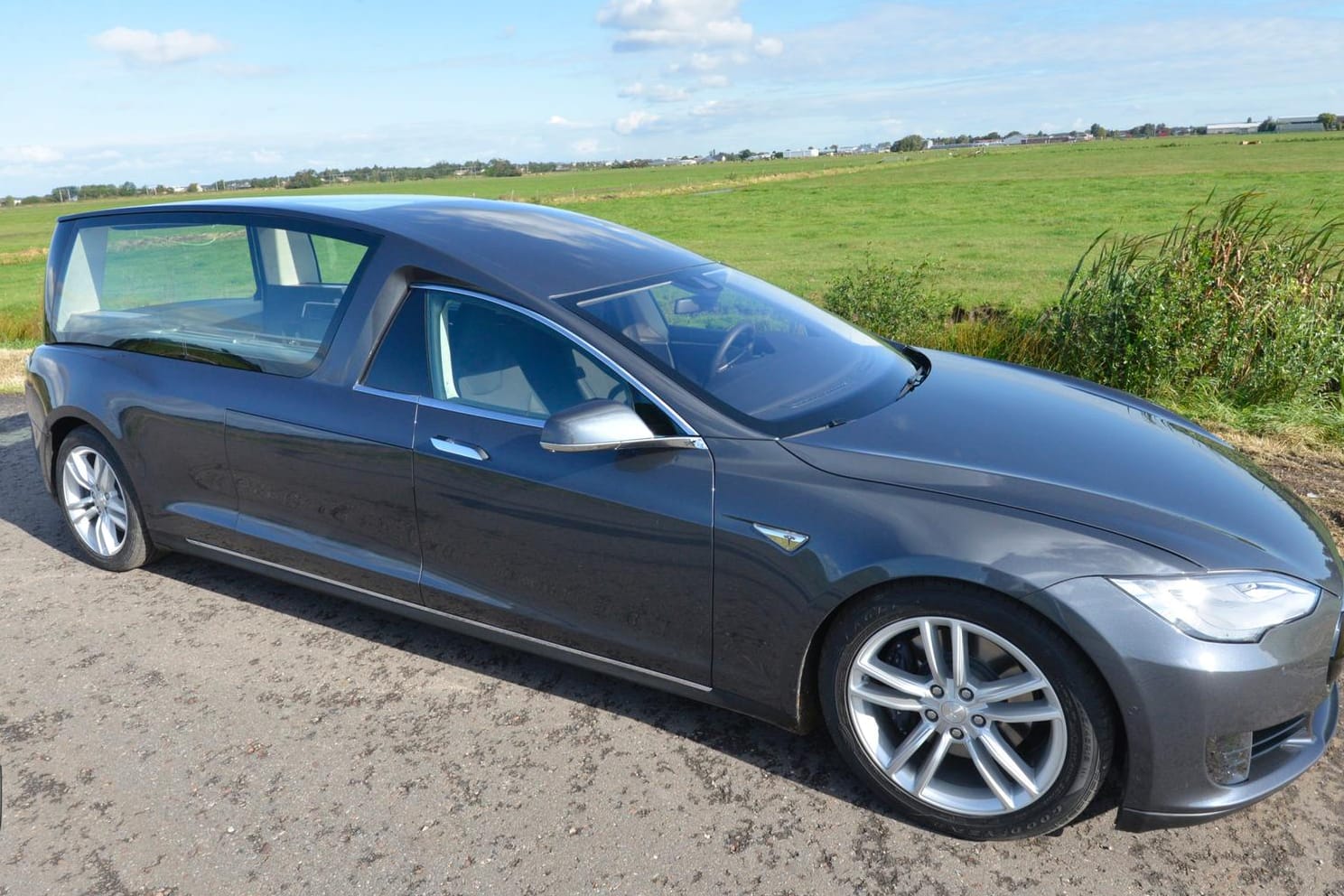 Der Leichenwagen auf Tesla-Basis fährt dank E-Antrieb sehr leise.