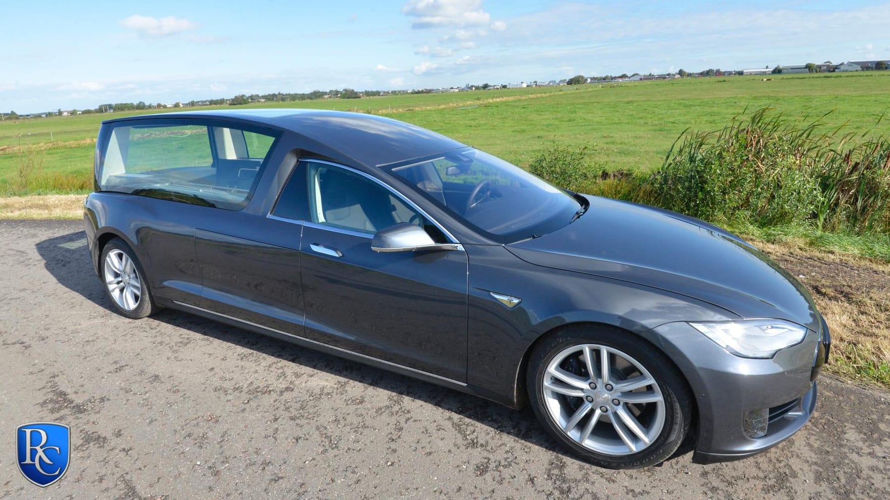 Der Leichenwagen auf Tesla-Basis fährt dank E-Antrieb sehr leise.