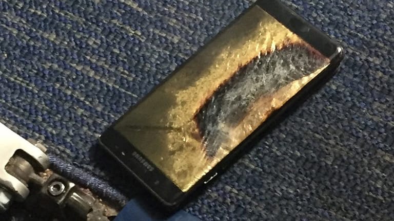 Das Samsung Galaxy Note 7 eines amerikanischen Fluggastes ging plötzlich in Flammen auf. Schuld war offenbar ein defekter Akku.