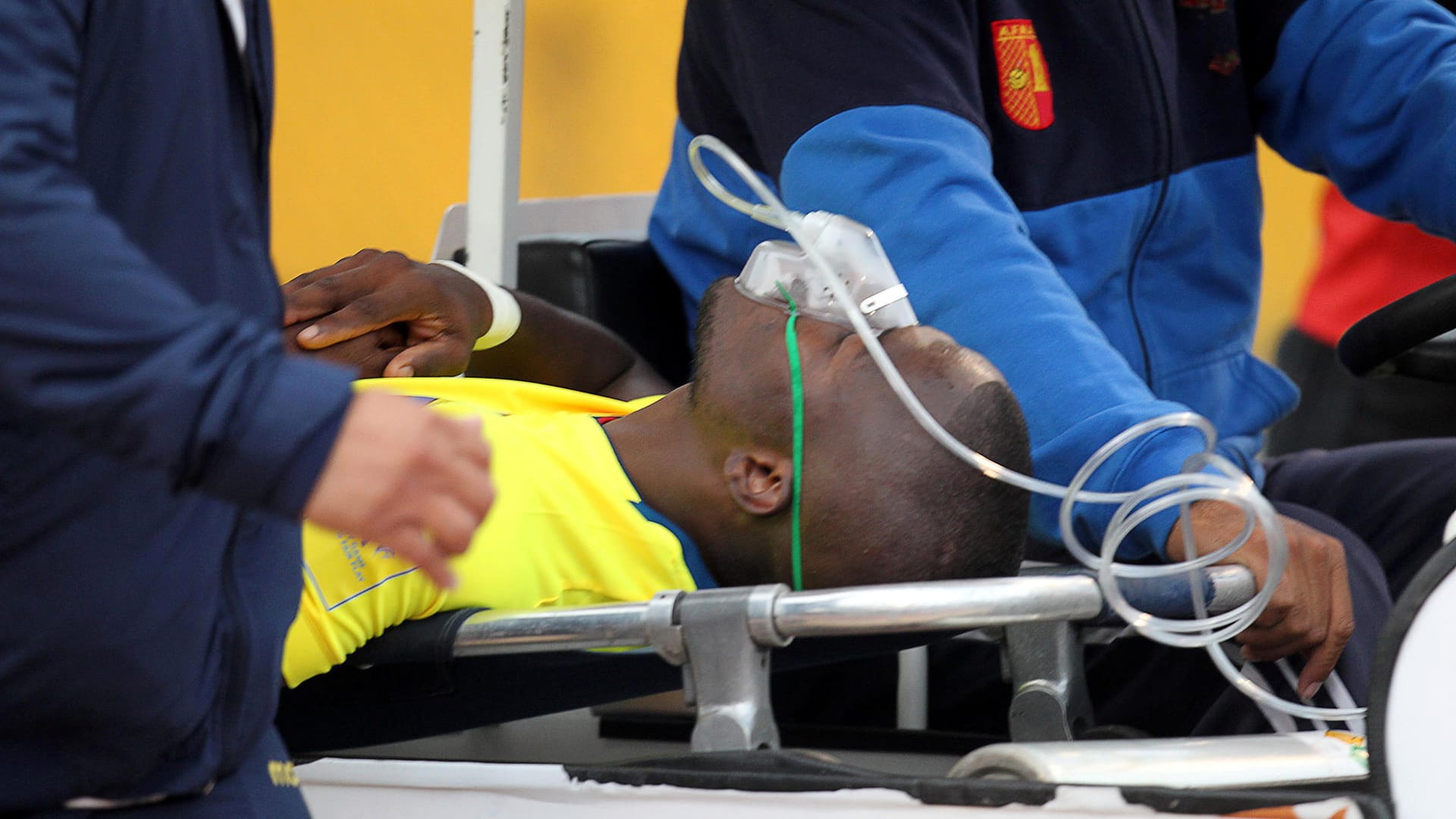 Enner Valencia wird mit Atemmaske vom Spielfeld abtransportiert.