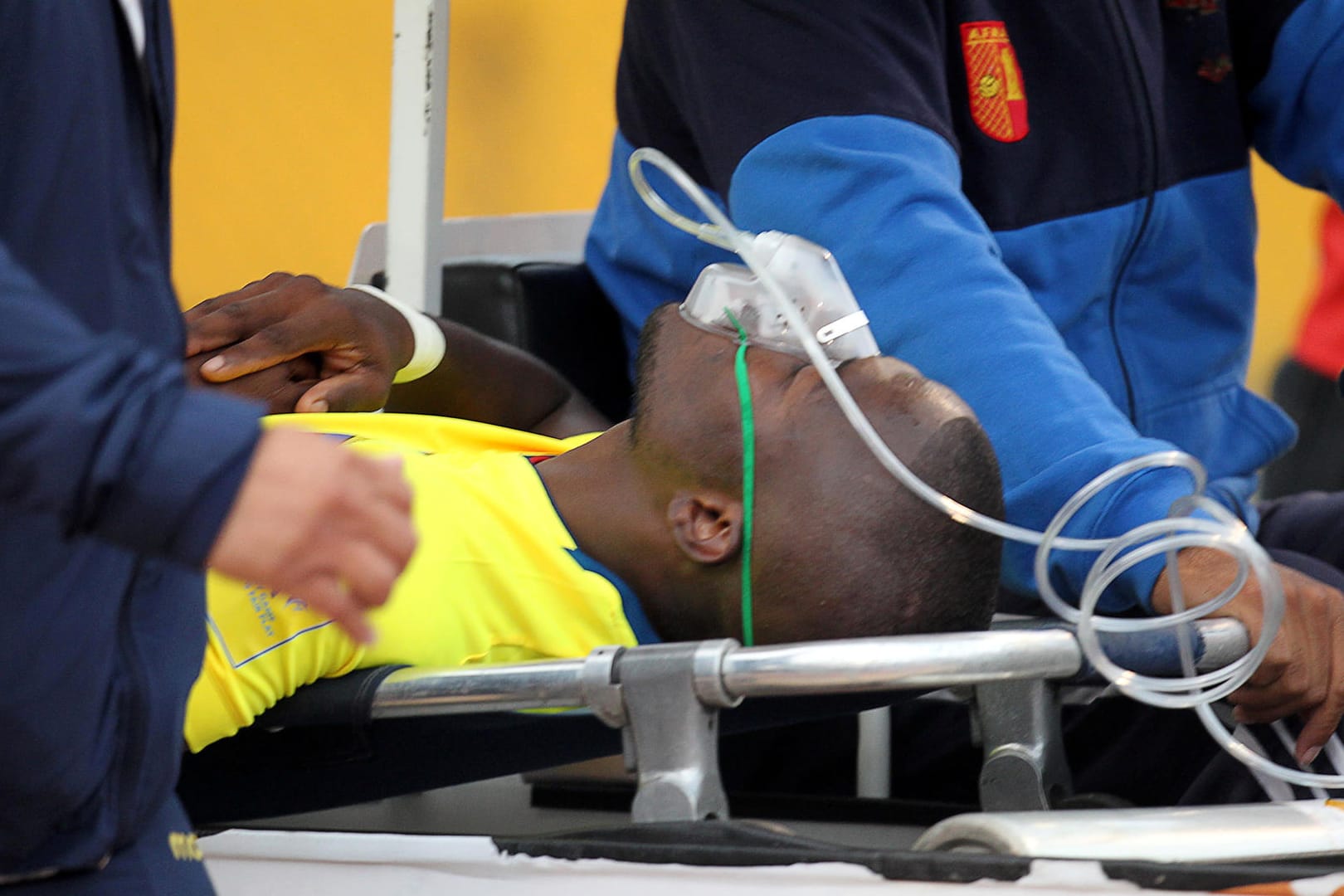 Enner Valencia wird mit Atemmaske vom Spielfeld abtransportiert.