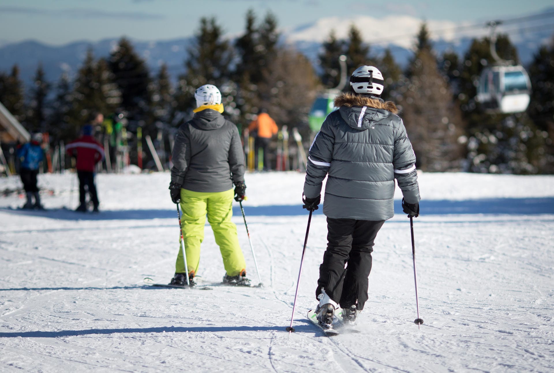 Beim Skifahren wird eine spezielle Muskulatur angesprochen. Deshalb sollte man sich vorm Skiurlaub fit für die Piste machen. Auch wer erst drei bis vier Wochen vor dem Urlaub mit den Vorbereitungen beginnt, liegt noch gut in der Zeit.