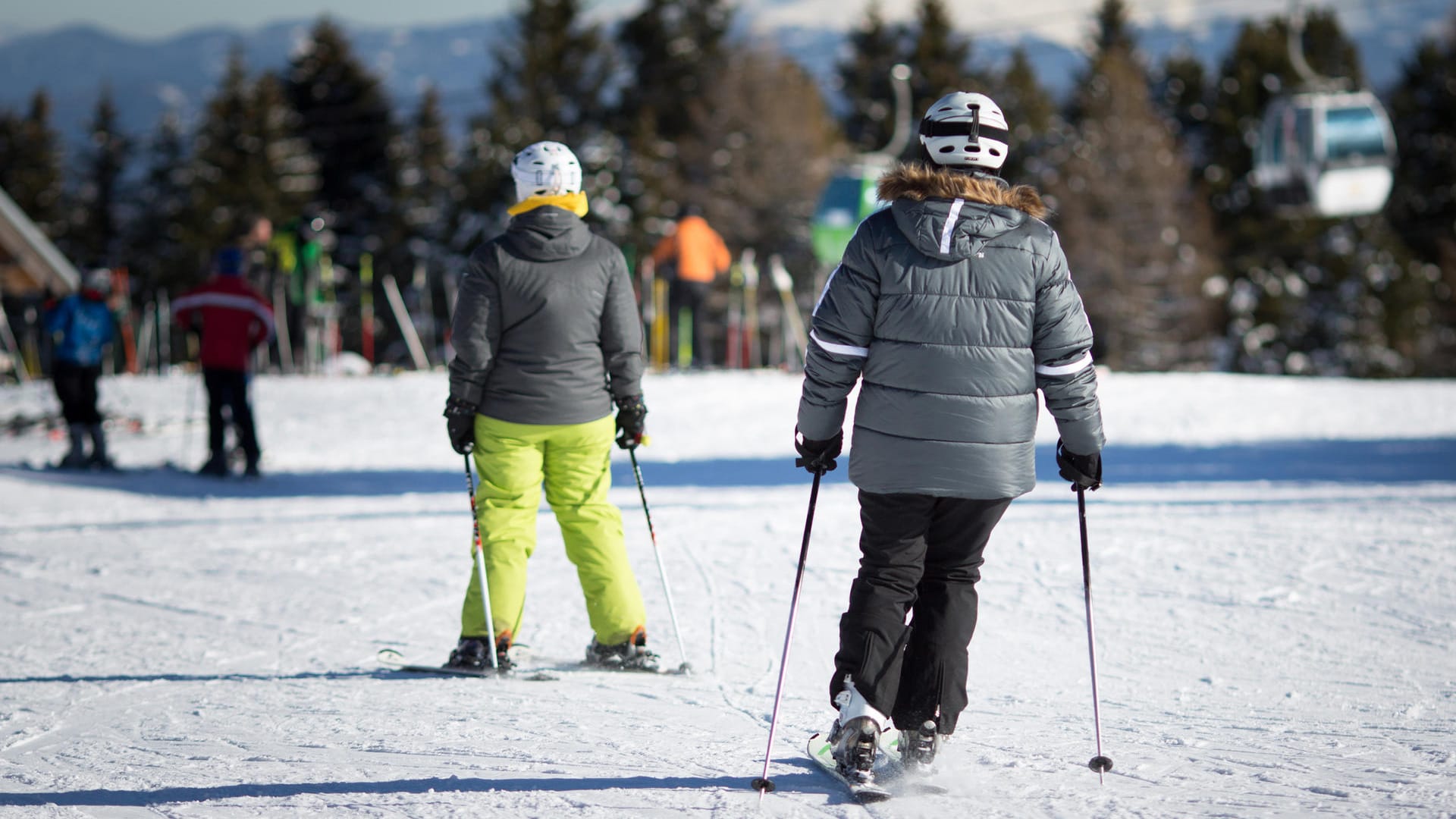 Beim Skifahren wird eine spezielle Muskulatur angesprochen. Deshalb sollte man sich vorm Skiurlaub fit für die Piste machen. Auch wer erst drei bis vier Wochen vor dem Urlaub mit den Vorbereitungen beginnt, liegt noch gut in der Zeit.