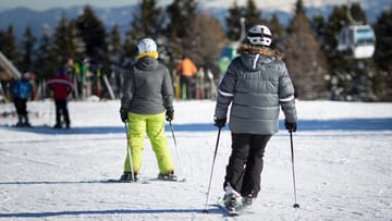 Beim Skifahren wird eine spezielle Muskulatur angesprochen. Deshalb sollte man sich vorm Skiurlaub fit für die Piste machen. Auch wer erst drei bis vier Wochen vor dem Urlaub mit den Vorbereitungen beginnt, liegt noch gut in der Zeit.
