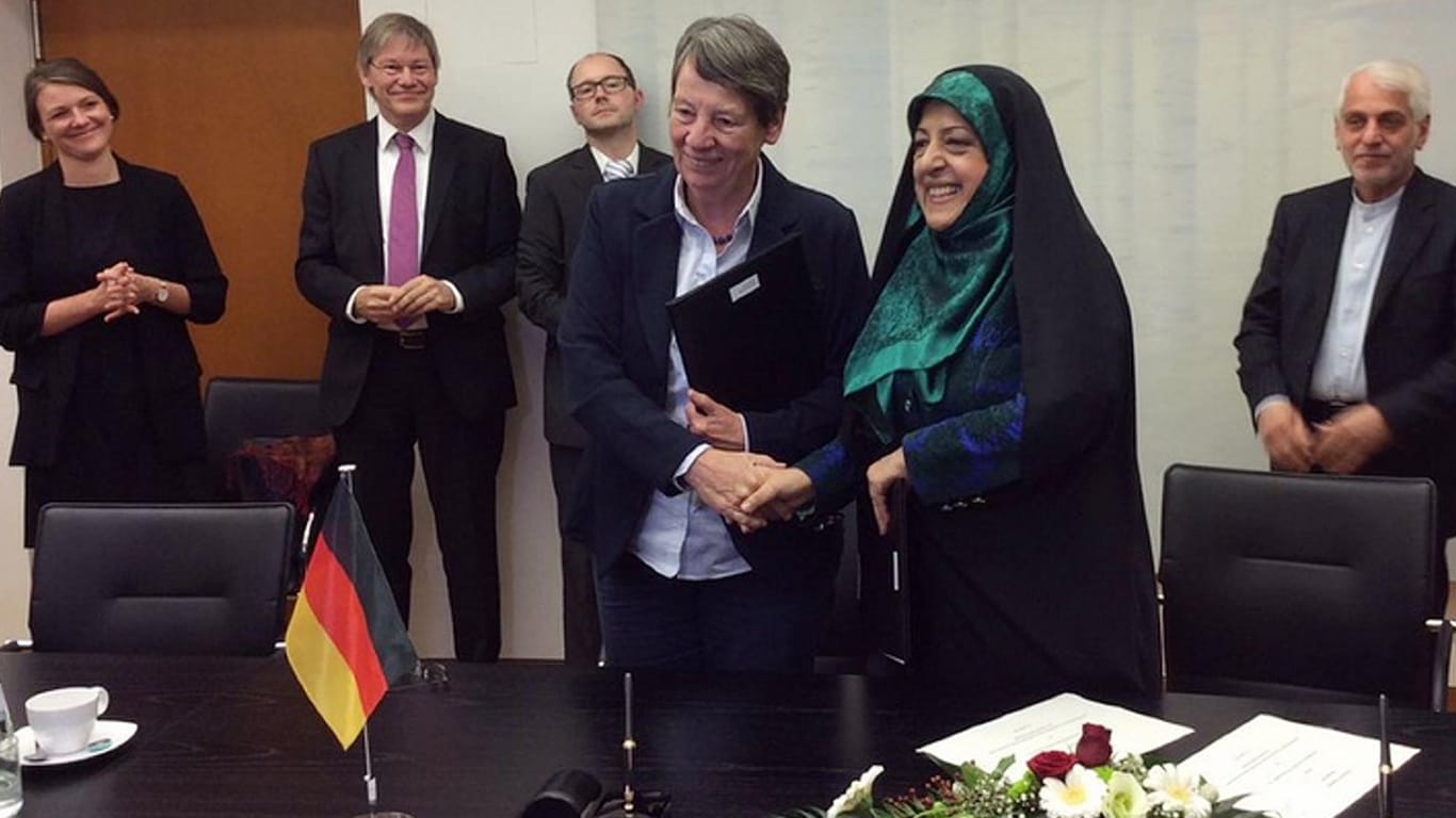 Bundesumweltministerin Hendricks schüttelt die Hand einer iranischen Politikerin mit unrühmlicher Vergangenheit - und wir dabei für einen Mann gehalten.