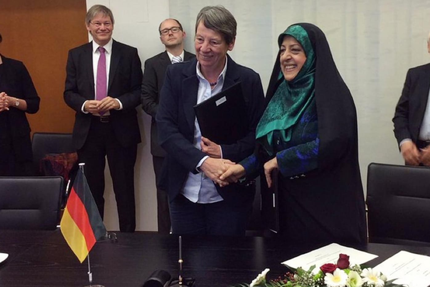 Bundesumweltministerin Hendricks schüttelt die Hand einer iranischen Politikerin mit unrühmlicher Vergangenheit - und wir dabei für einen Mann gehalten.