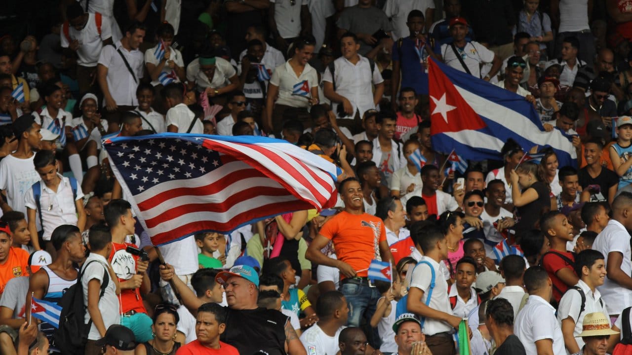Kubanische und US-Fans feierten in Havanna gemeinsam das historische Fußballspiel beider Länder.
