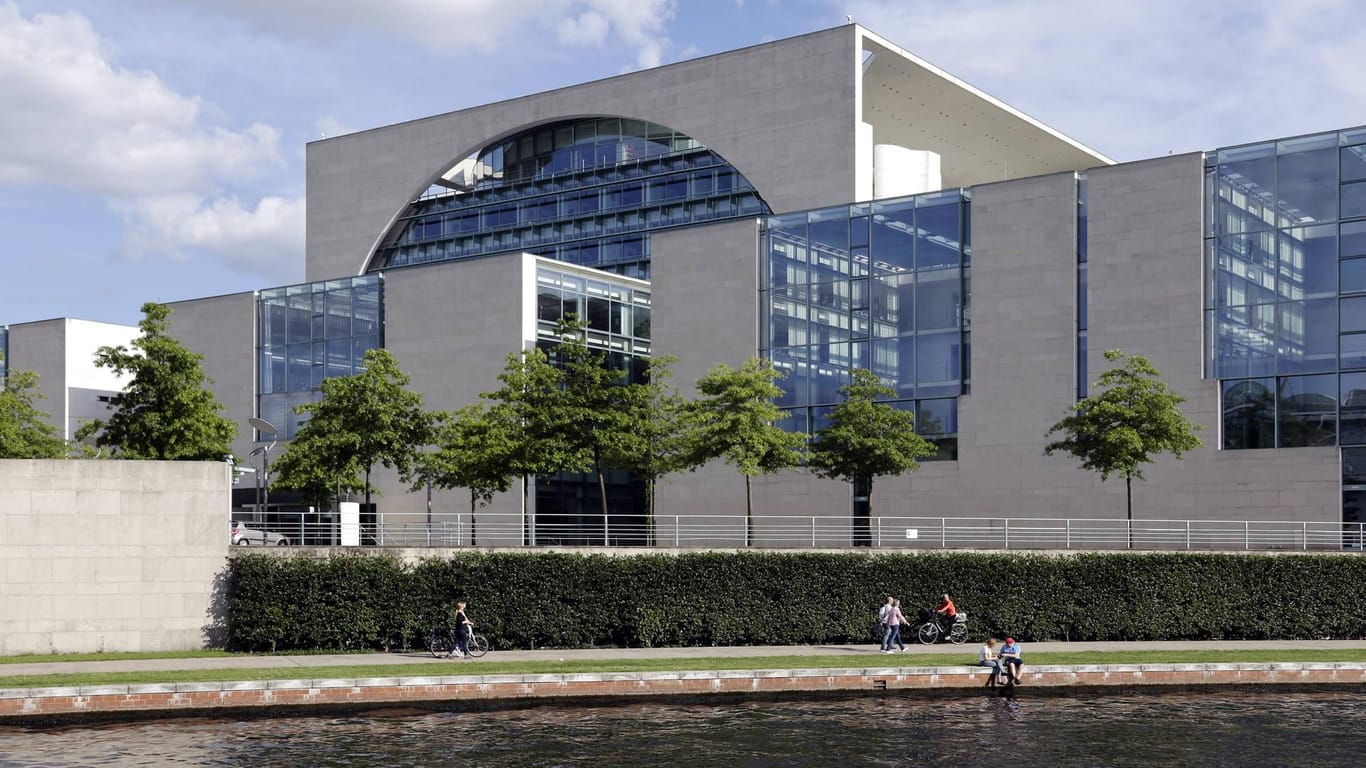 Erst seit 2001 sitzt das Kanzleramt in diesem Gebäude an der Spree in Berlin.