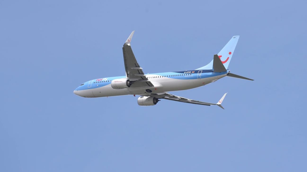 Eine Boeing 737 der Fluggesellschaft Tuifly beim Start.