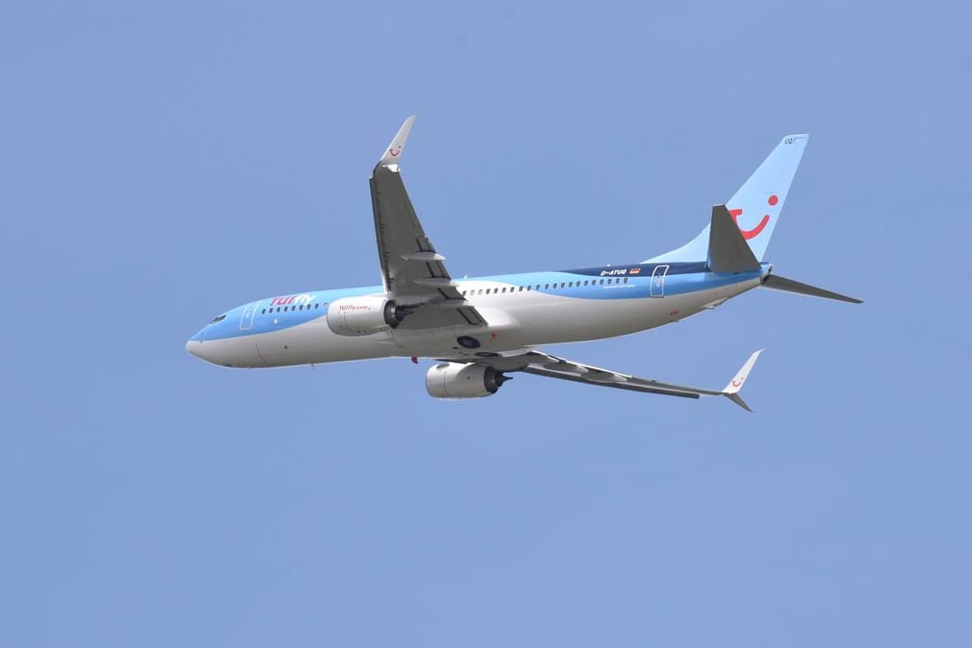 Eine Boeing 737 der Fluggesellschaft Tuifly beim Start.