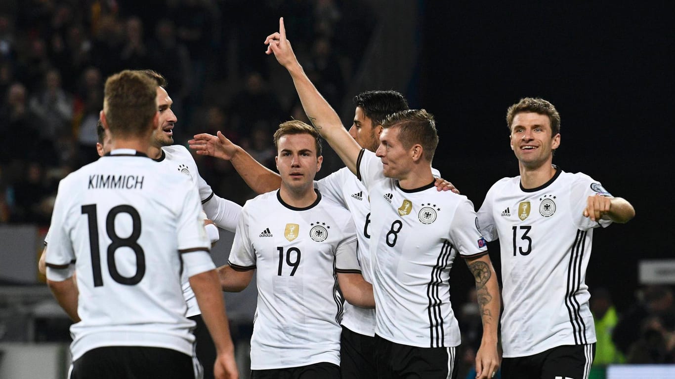 Fingerzeig: Toni Kroos (Zweiter von rechts) freut sich über seinen Treffer für die deutsche Nationalmannschaft und wird von seinen Teamkameraden gefeiert.