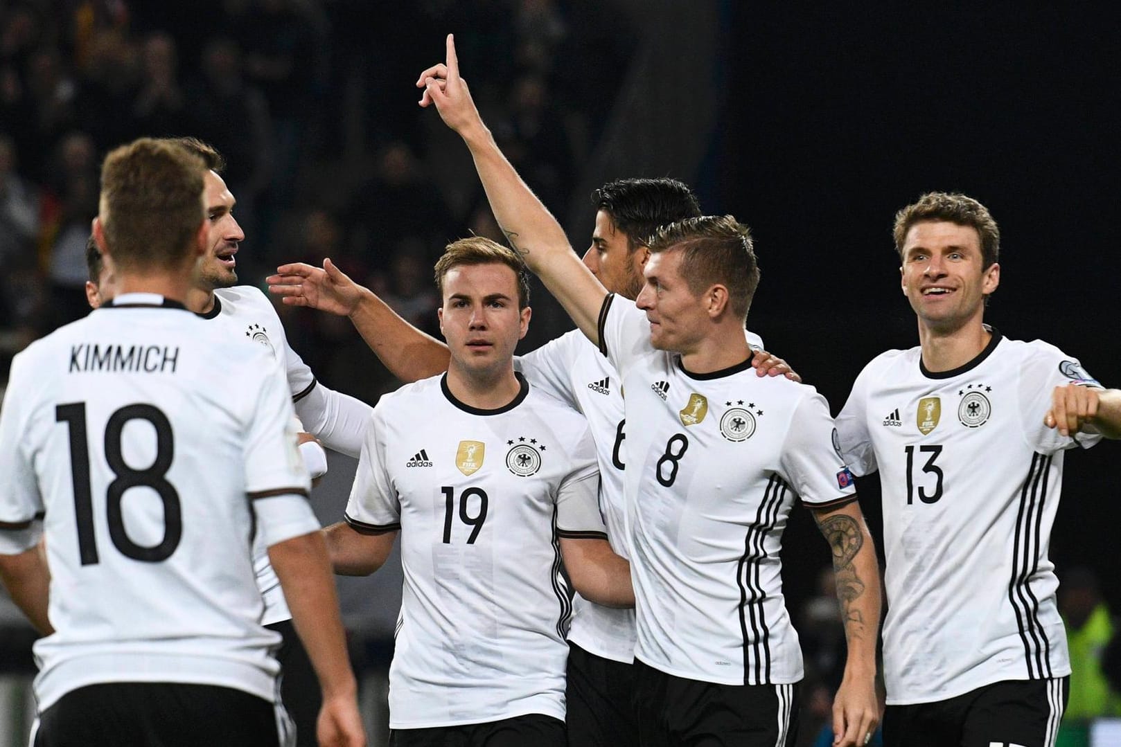 Fingerzeig: Toni Kroos (Zweiter von rechts) freut sich über seinen Treffer für die deutsche Nationalmannschaft und wird von seinen Teamkameraden gefeiert.