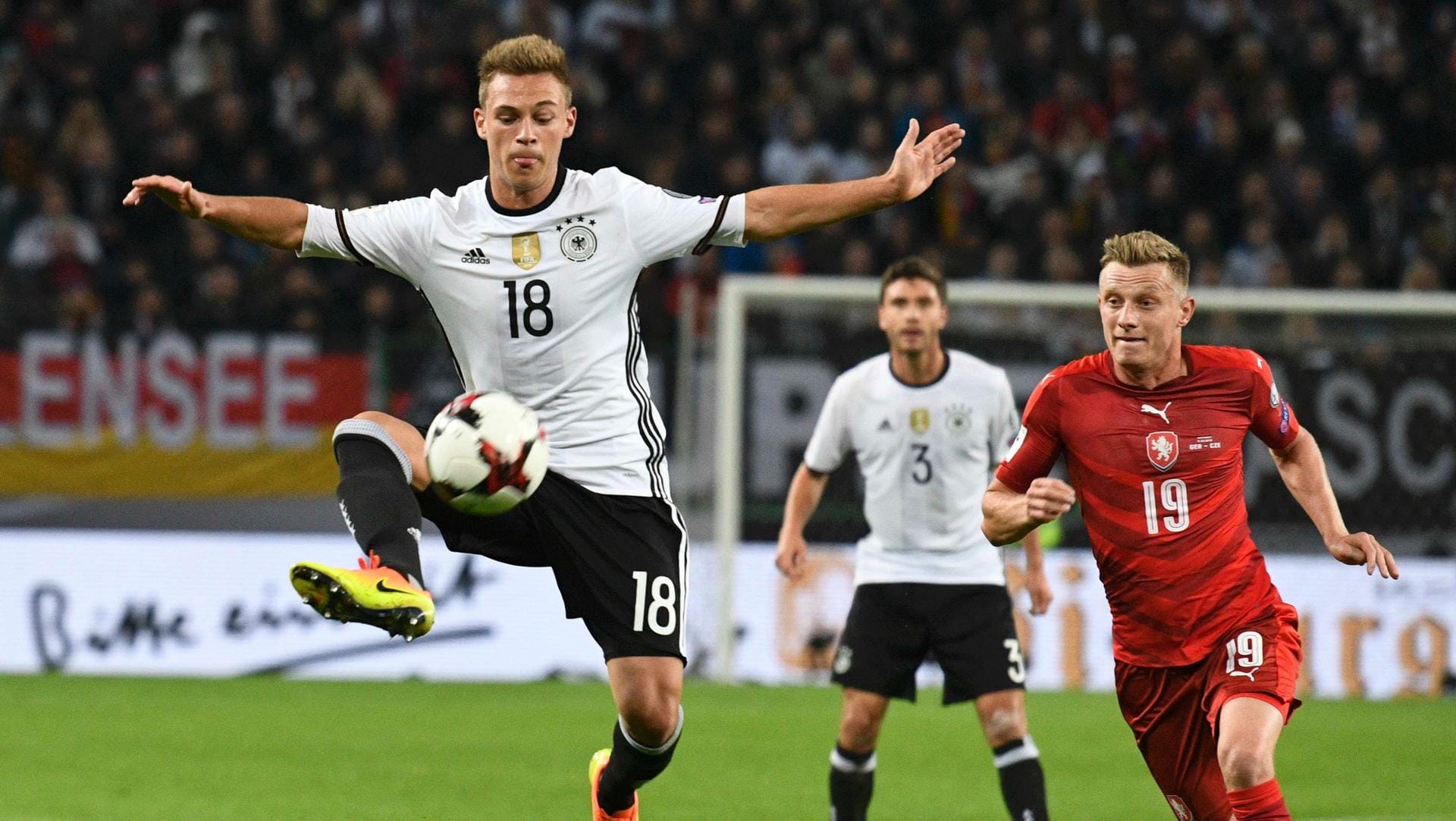 Stets auf der Höhe: DFB-Youngster Joshua Kimmich (li.) ist vor dem Tschechen Ladislav Krejci am Ball.