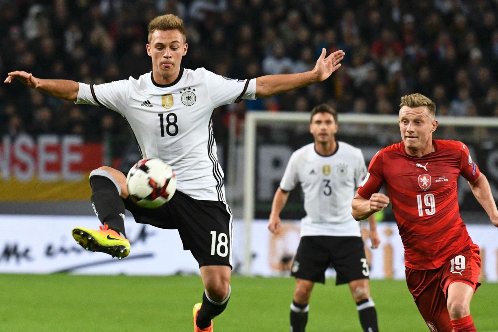 Stets auf der Höhe: DFB-Youngster Joshua Kimmich (li.) ist vor dem Tschechen Ladislav Krejci am Ball.