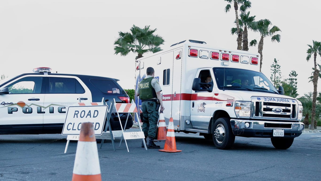 An einer Straßensperre in Palm Springs lässt ein Polizist einen Krankenwagen durch. In einer Wohngegend wurden zwei Beamte erschossen.