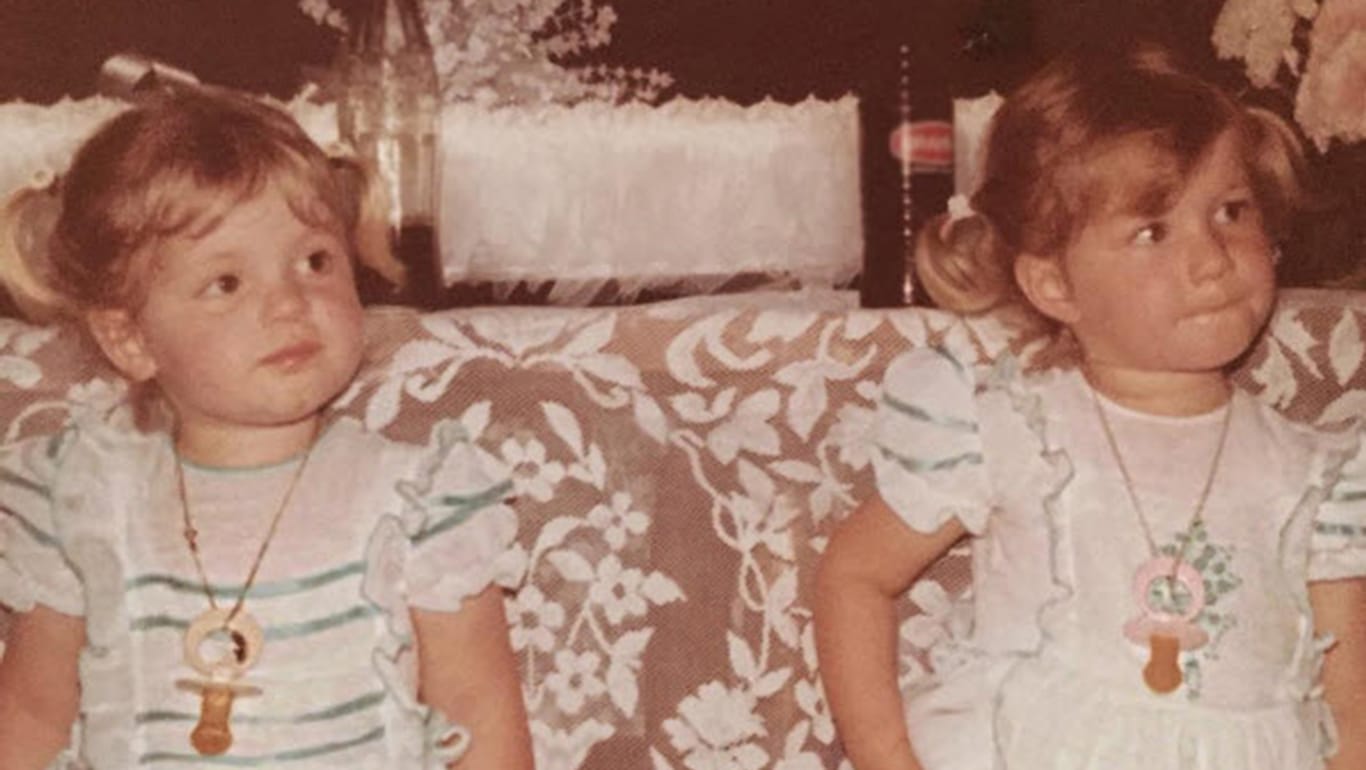 Heute sind die Zwillingsschwestern 36 Jahre alt.