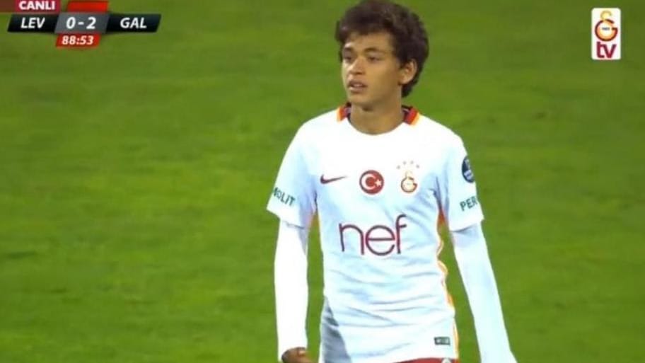 Der 14-jährige Mustafa Kapi wurde zwei Minuten vor Abpfiff beim türkischen Proficlub Galatasaray eingewechselt. Der 14-jährige Mustafa Kapi wurde zwei Minuten vor Abpfiff beim türkischen Proficlub Galatasaray eingewechselt.