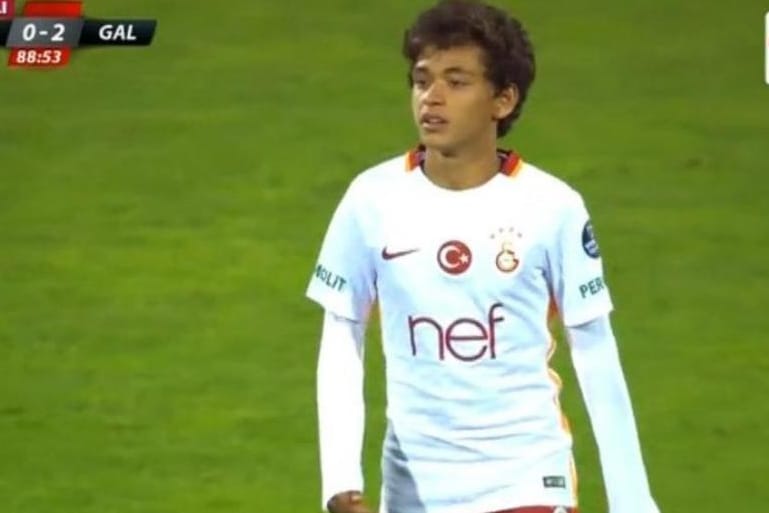Der 14-jährige Mustafa Kapi wurde zwei Minuten vor Abpfiff beim türkischen Proficlub Galatasaray eingewechselt.