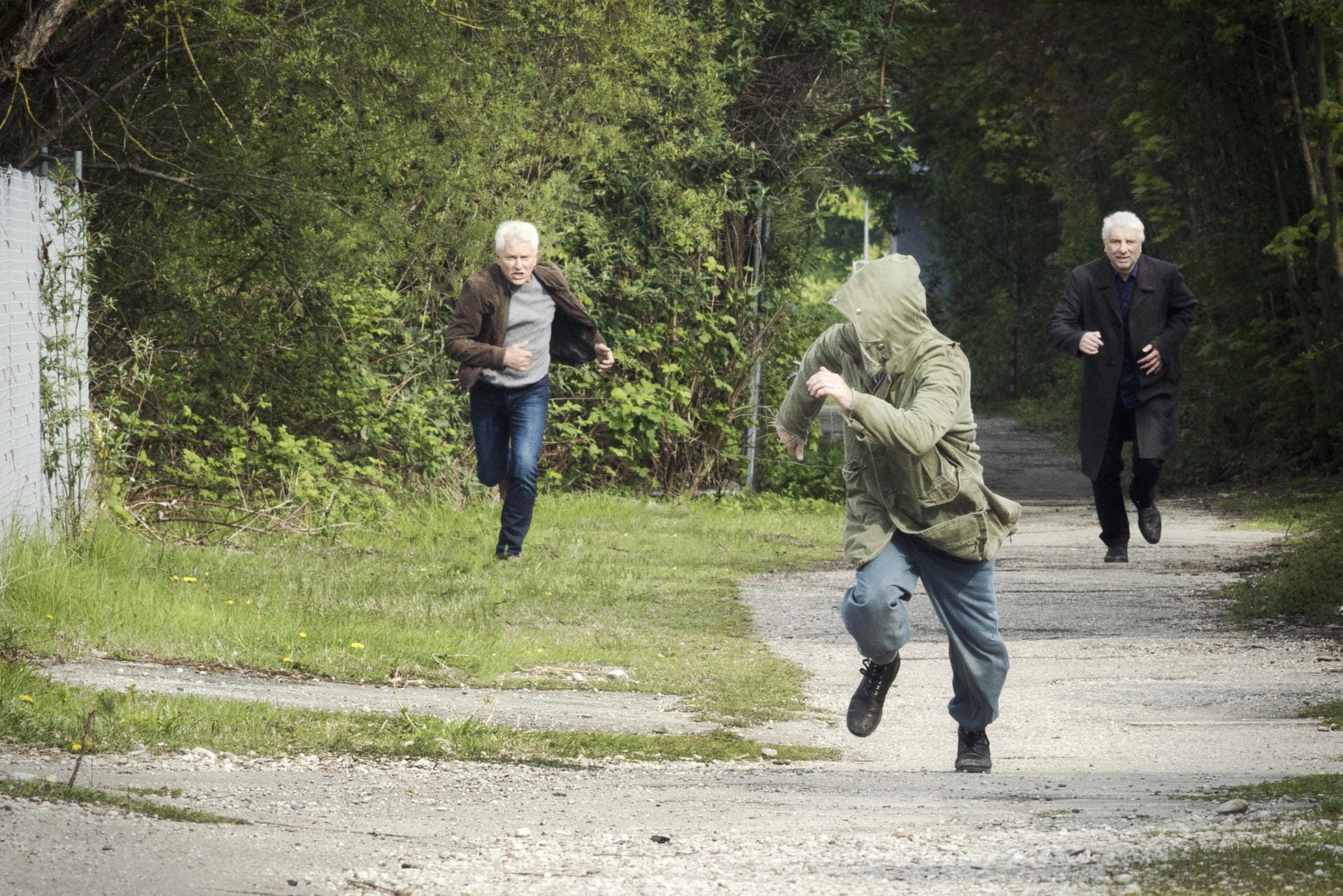 Batic (Miroslav Nemec) und Leitmayr (Udo Wachtveitl) verfolgen einen Verdächtigen, der vom Tatort weggerannt ist.