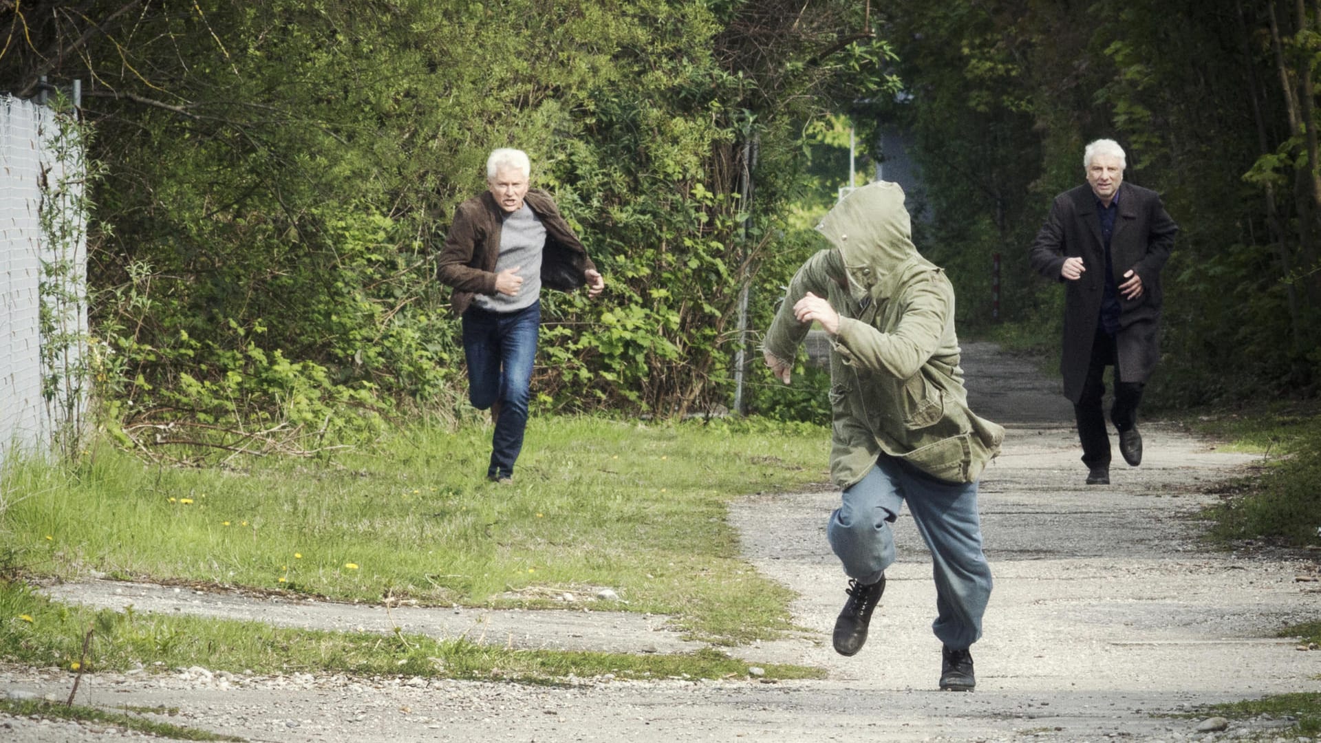 Batic (Miroslav Nemec) und Leitmayr (Udo Wachtveitl) verfolgen einen Verdächtigen, der vom Tatort weggerannt ist.