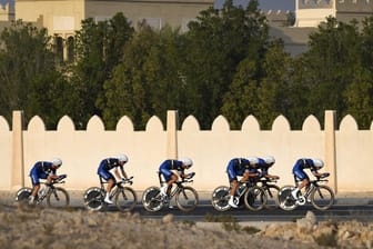 Das Team Etixx-Quick-Step mit Tony Martin und Marcel Kittel auf dem Weg zu Gold im Teamzeitfahren vor skurriler Kulisse.