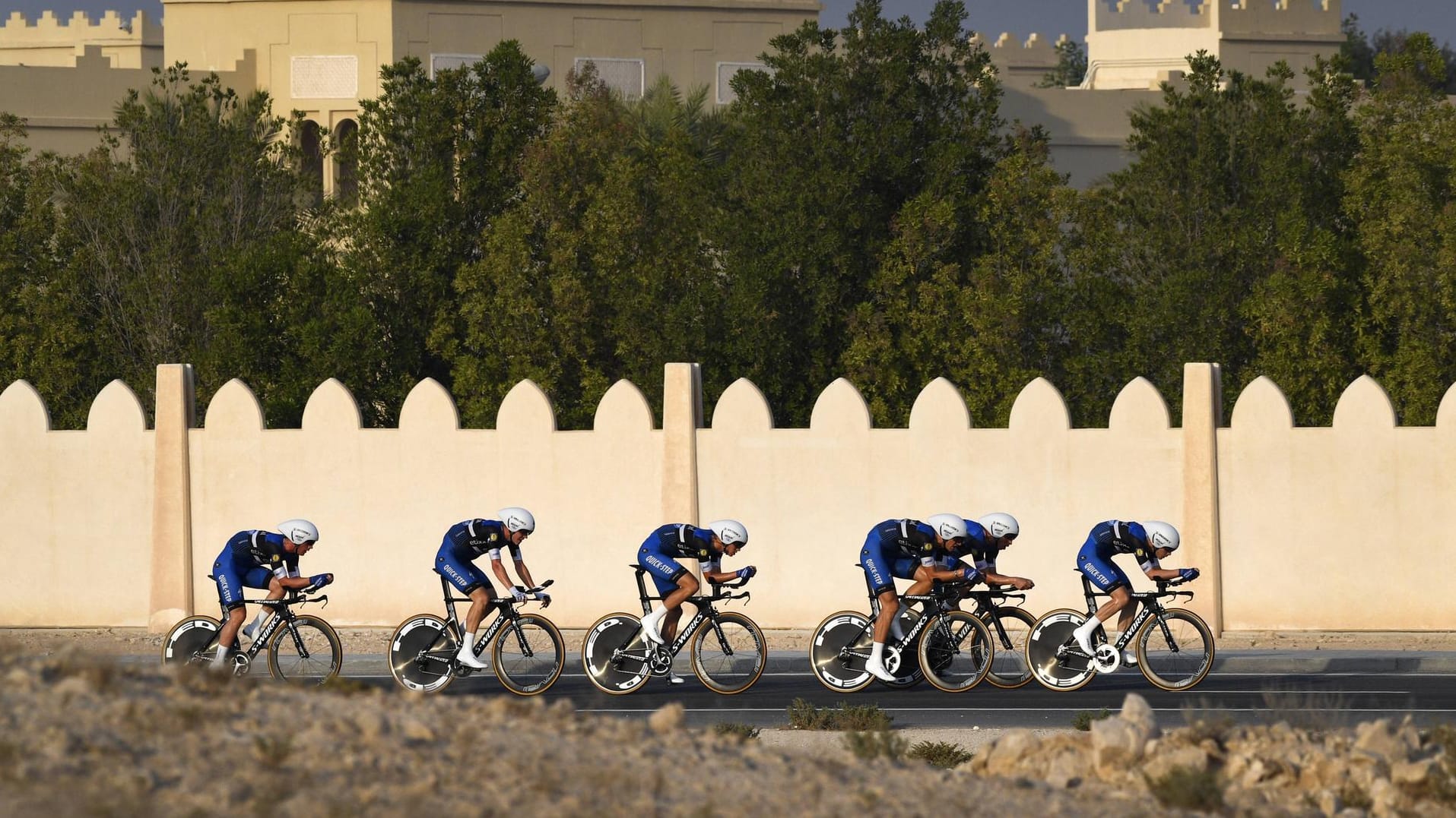 Das Team Etixx-Quick-Step mit Tony Martin und Marcel Kittel auf dem Weg zu Gold im Teamzeitfahren vor skurriler Kulisse.